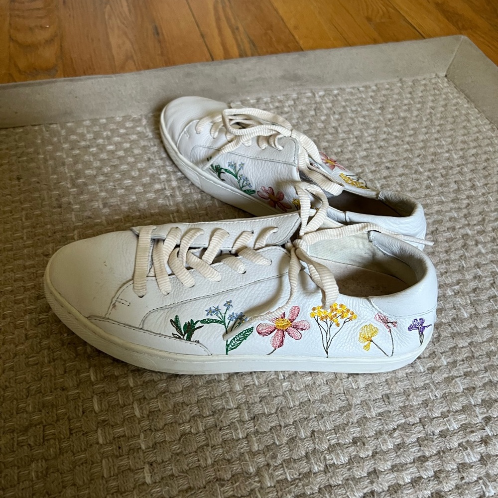 Soludos lace up white leather floral embroidered sneaker, size 9 gently preowned